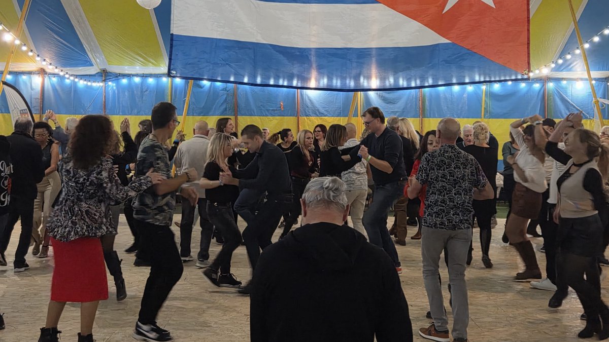 Danse salsa et bachata à Remoulins au chapiteau des arènes