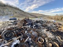 Rond-point du Montat, restes de l’action agricole fument