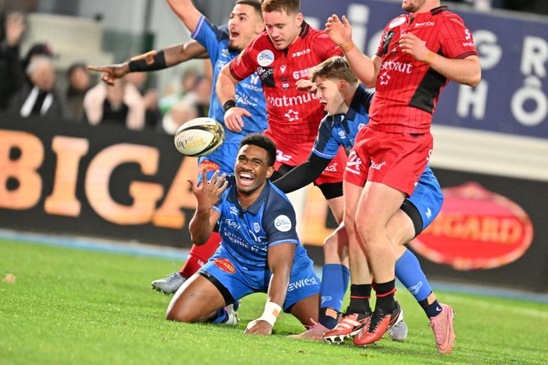 Vuate Karawalevu entouré de Fidjiens