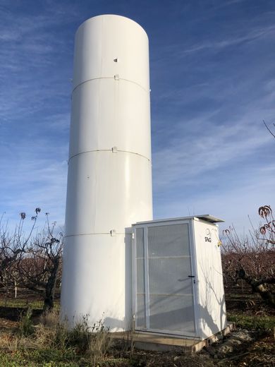 Bouteilles d’acétylène stockées dans un local grillagé près d’un canon anti-grêle