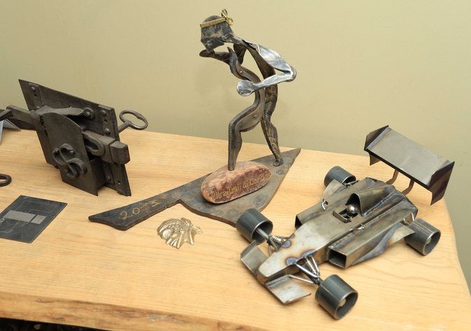 Guéridon forgé par Etienne Albertini