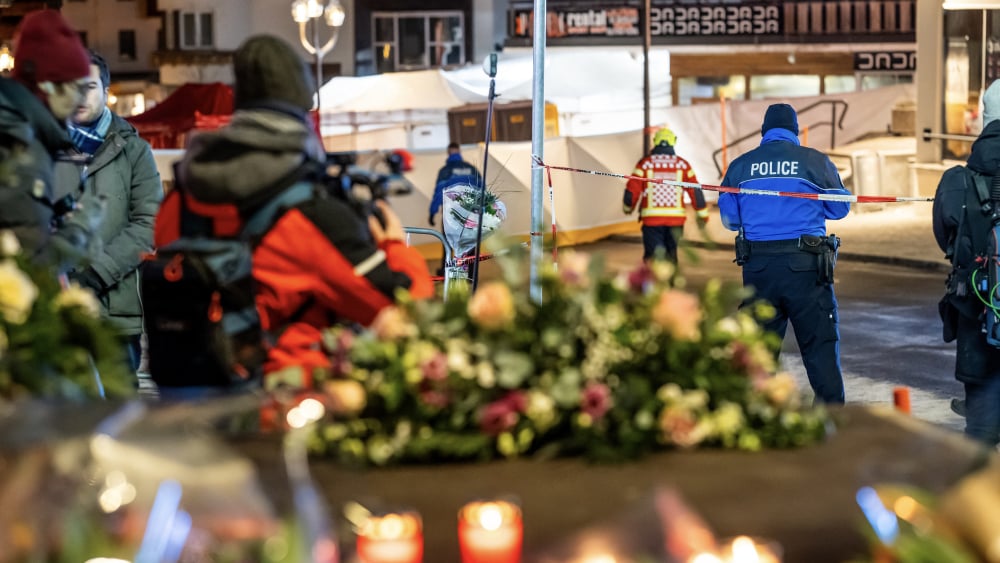 Vue d'une rue bloquée par l'incendie