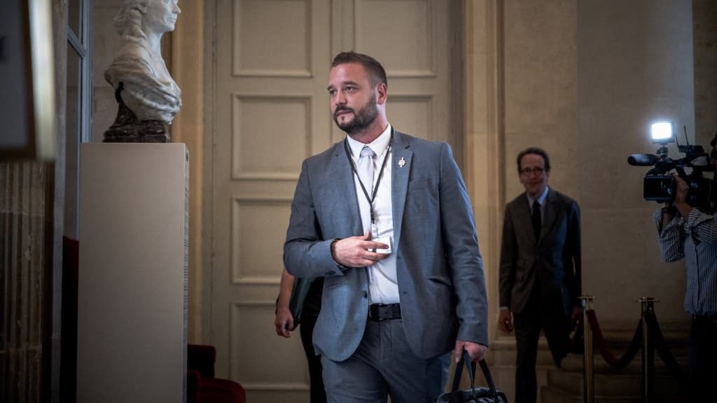 Antoine Villedieu près d'une pharmacie à Vesoul
