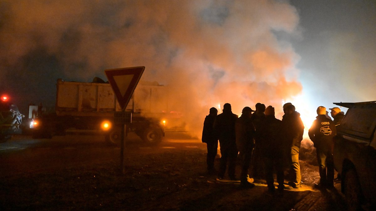 Barrages de ballots de paille sur une route du Gers