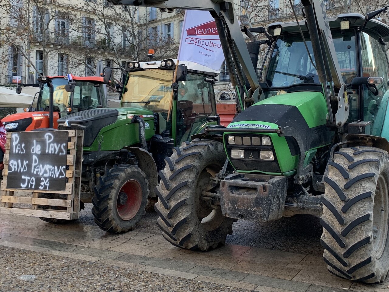 Tracteurs dans les rues, symbole de la colère agricole