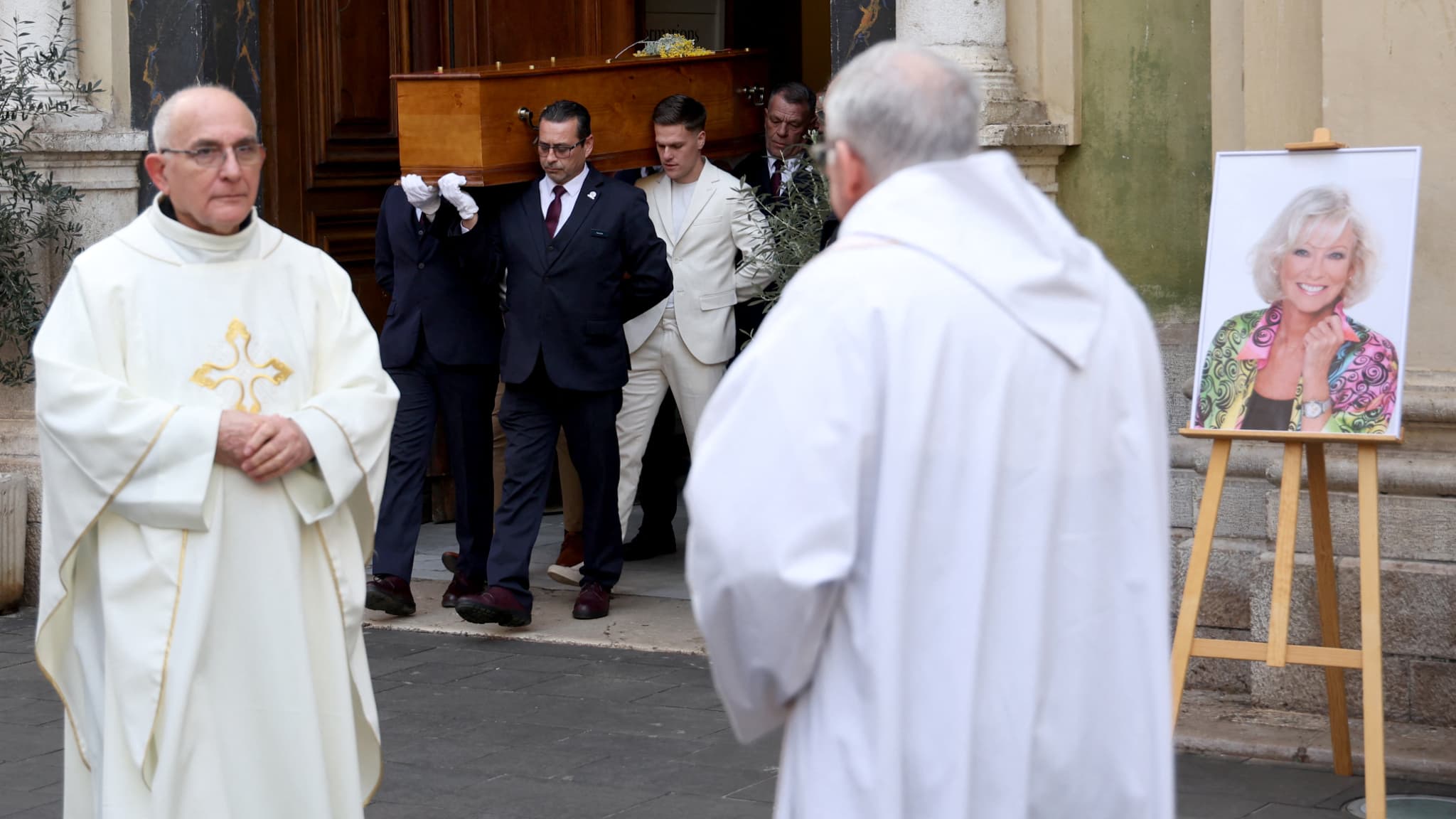 Cercueil d'Évelyne Leclercq lors des obsèques à Nice