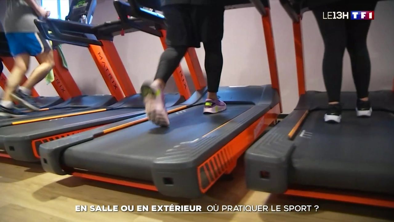 Adolescente pratique le sport en salle ou en extérieur