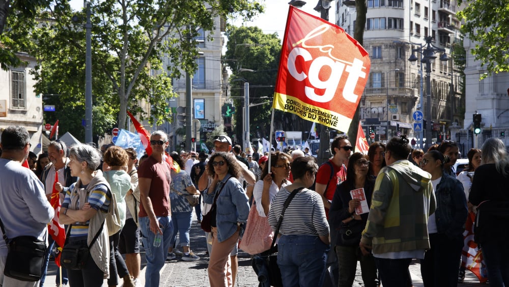 Des centaines de personnes manifestent dans les rues de Marseille pour le service public