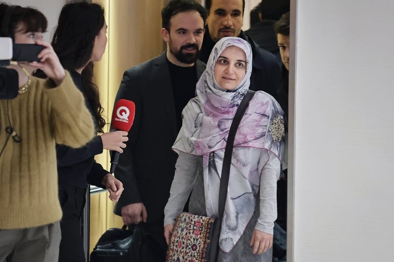 L'Iranienne Mahdieh Esfandiari lors de son arrivée au tribunal de Paris