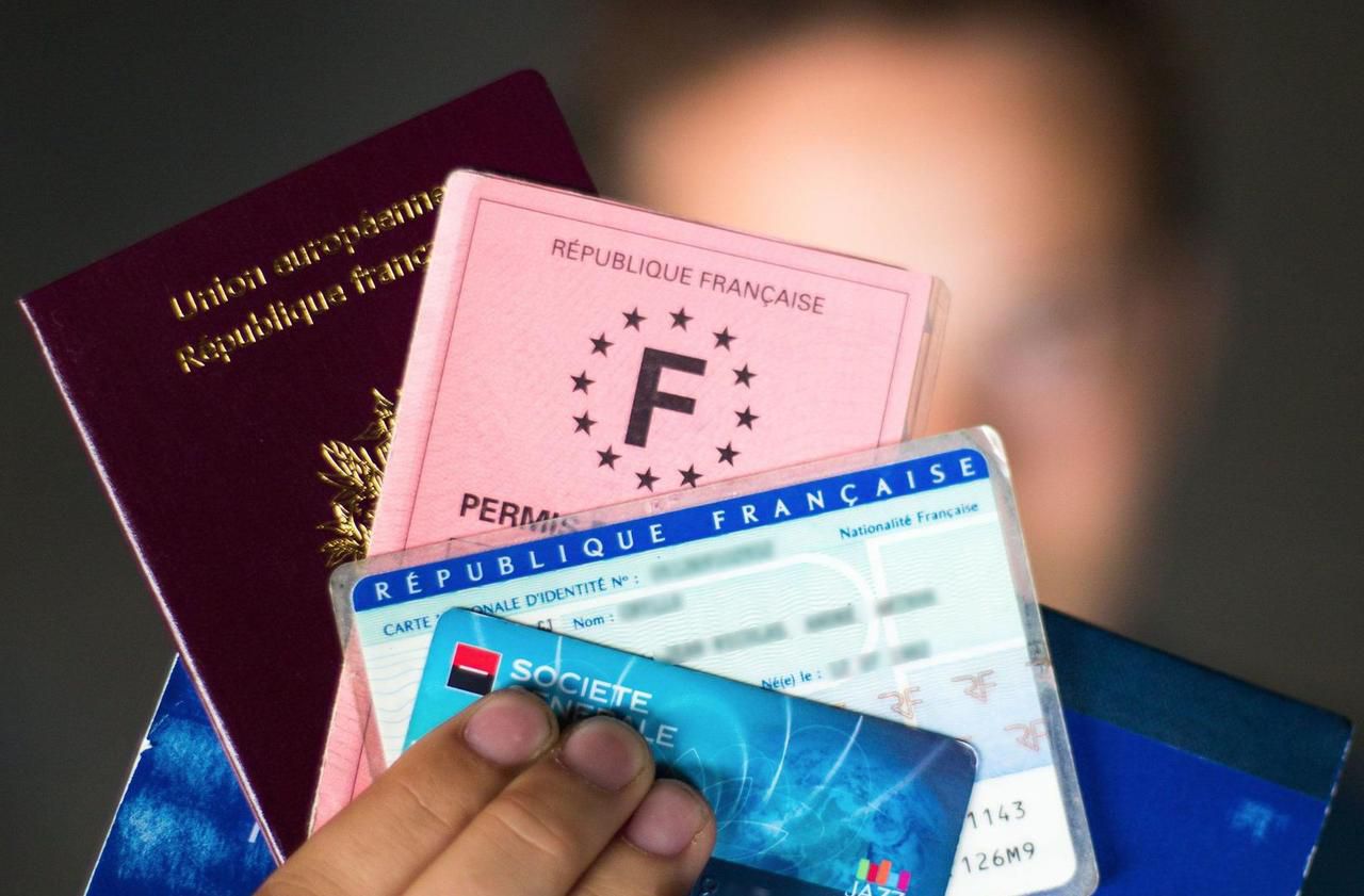 Illustration montrant quatre suspects lors de leur interpellation