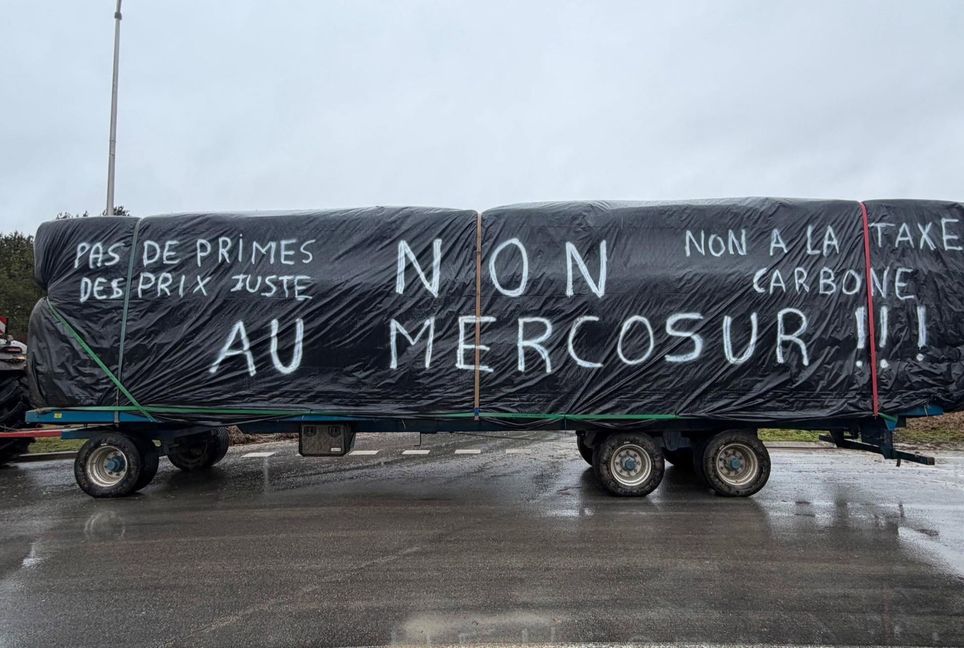 Des camions et des tracteurs bloquent l’accès au dépôt de Vatry