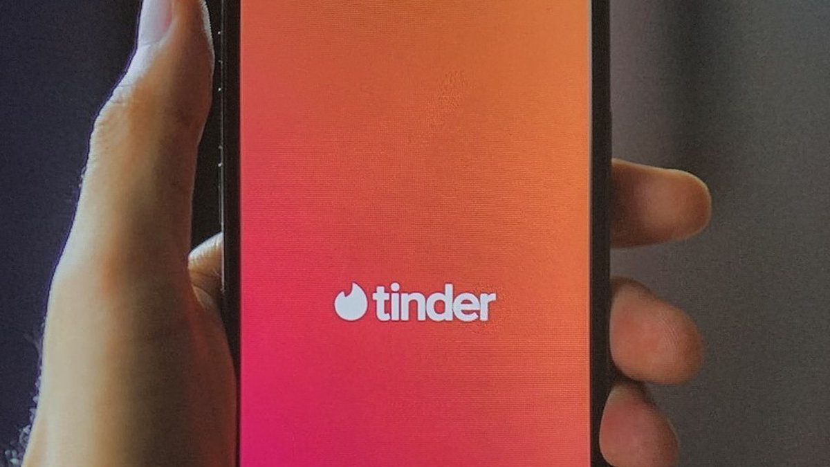 Carte d’information sur le vote affichée dans Tinder