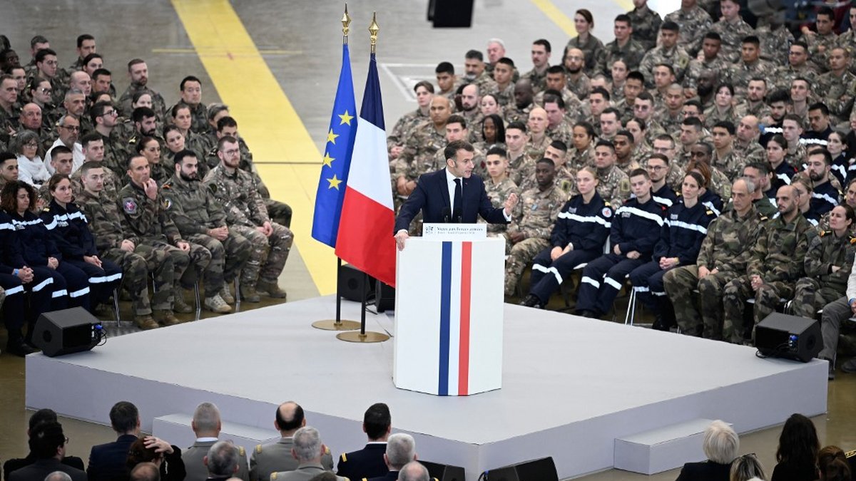 Macron lors des vœux aux armées à Istres