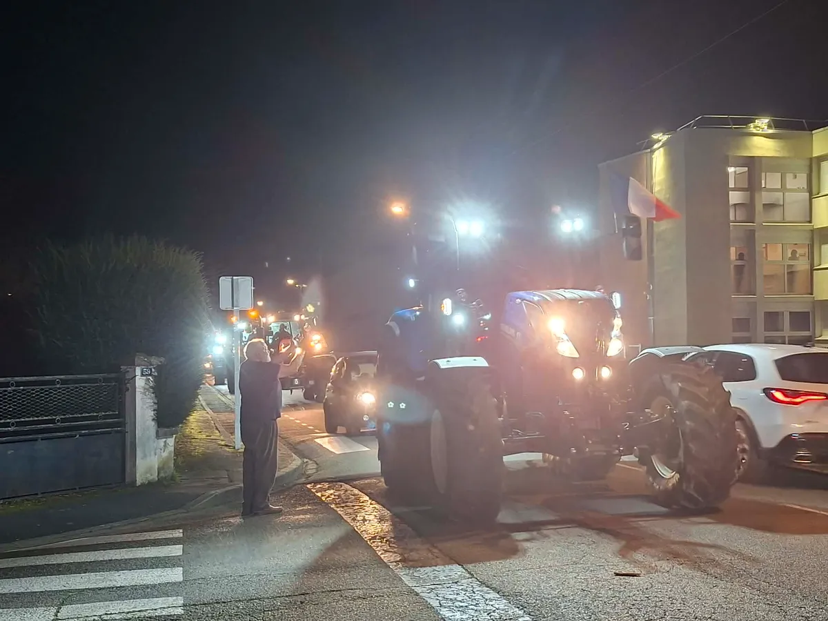 Cortège de tracteurs près du centre des impôts à Cusset