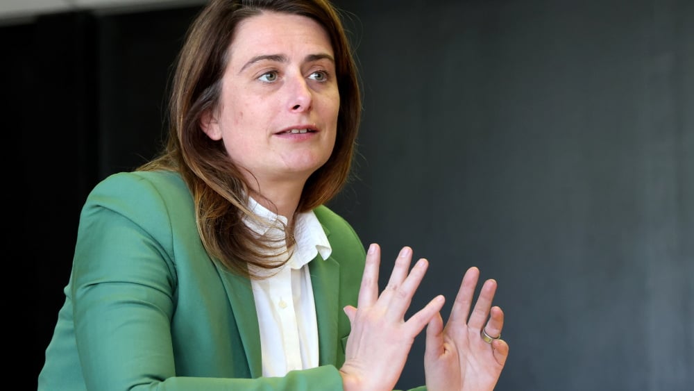 Marine Tondelier lors d'une prise de parole