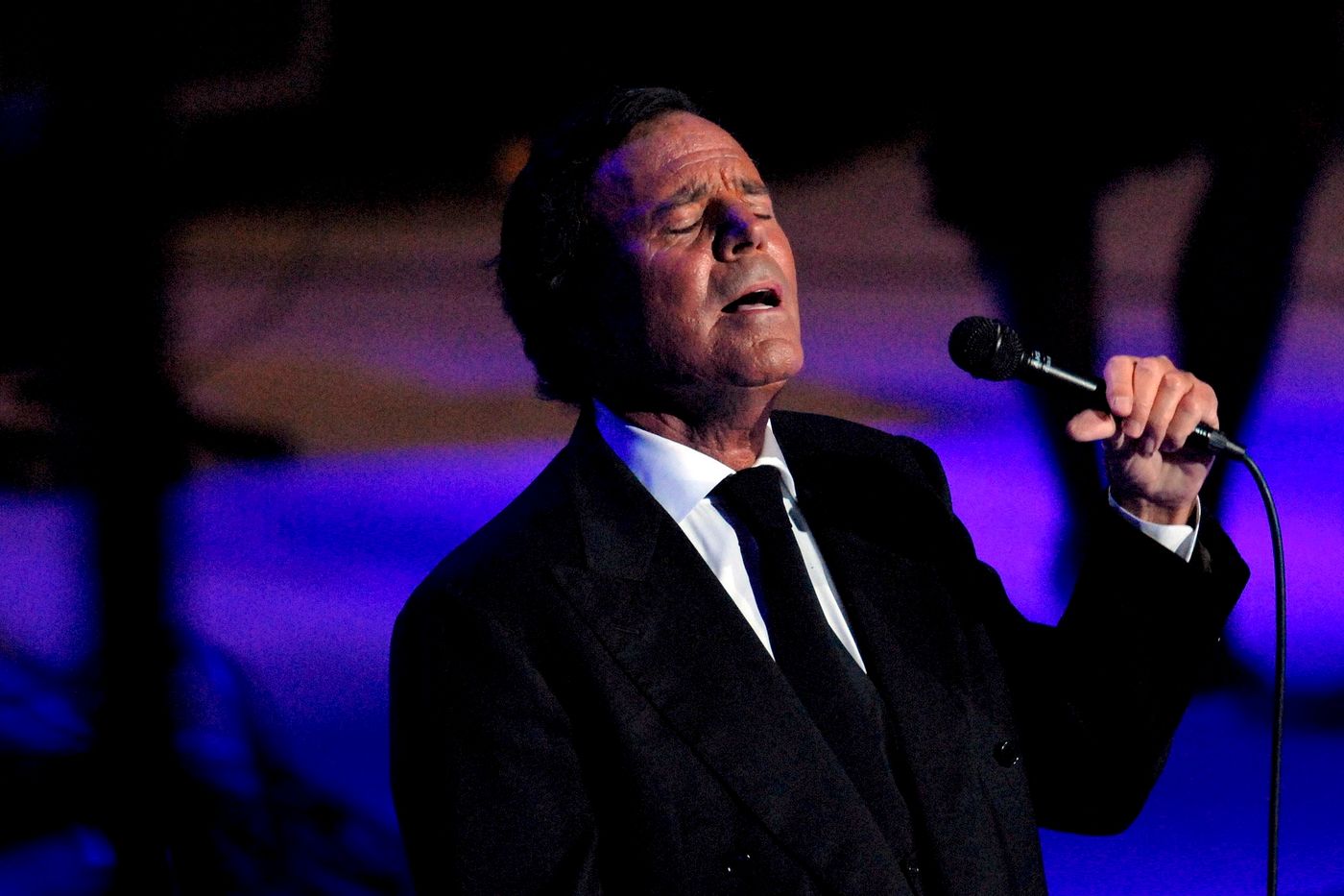 Portrait officiel du chanteur Julio Iglesias en 2010