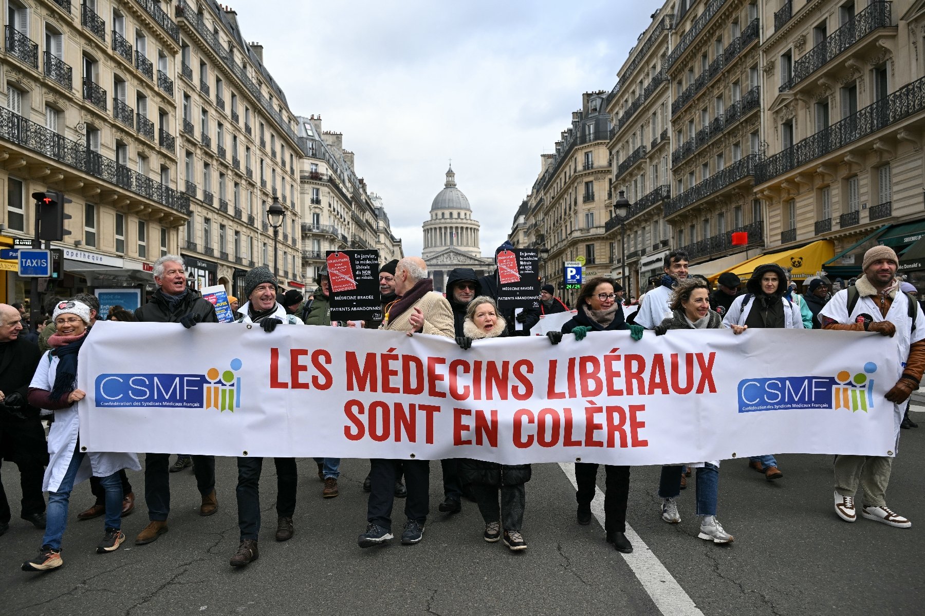 Médecins, gouvernement et mesures liées à la tarification
