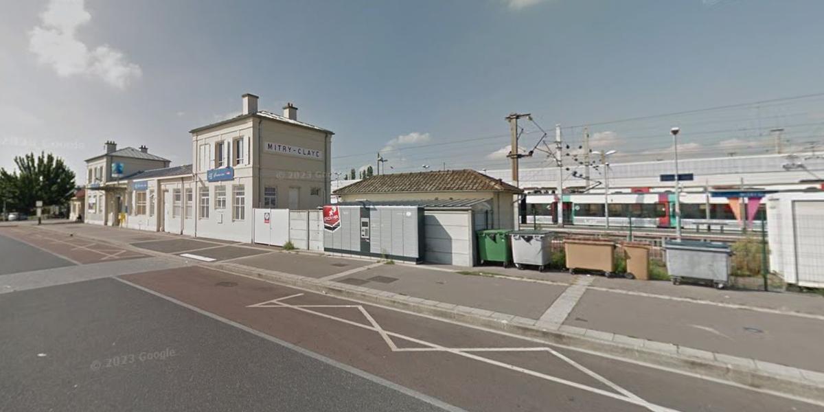 Camélia, lycéenne de Mitry-Mory près d’un RER