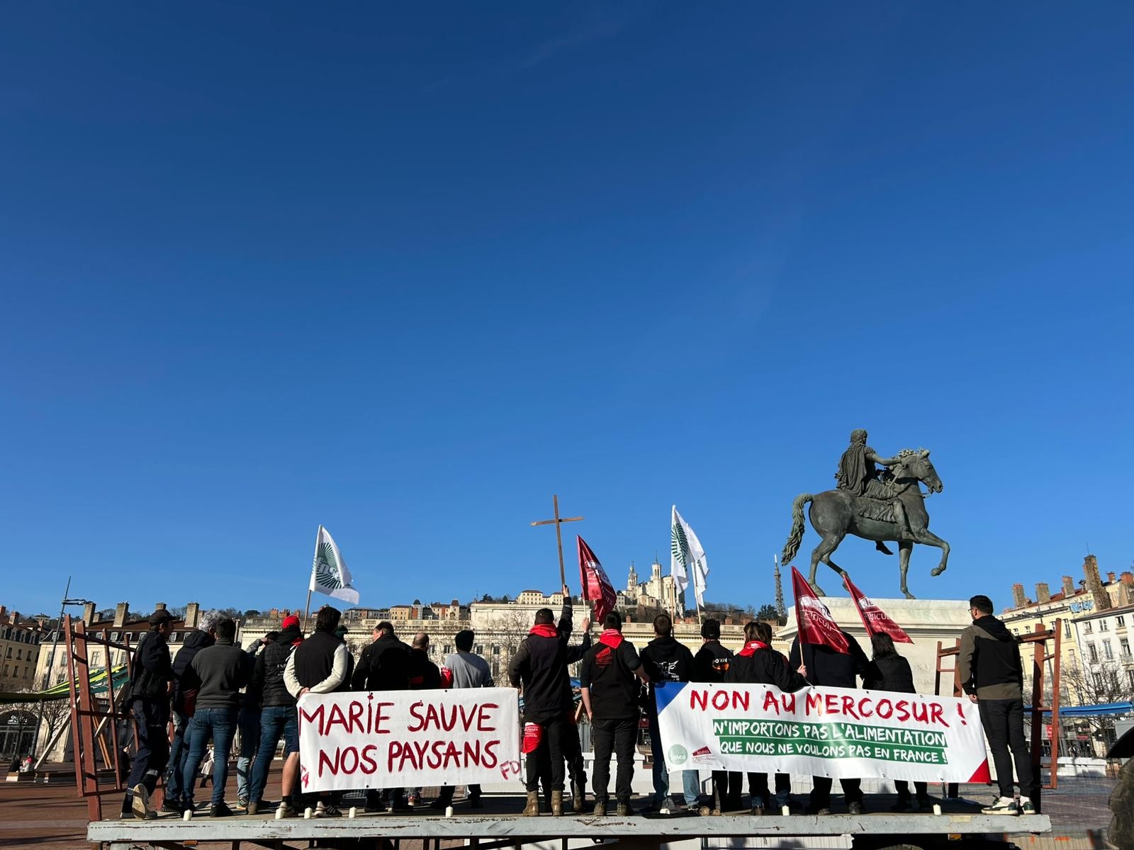 Tracteurs et pancarte lors d'une mobilisation à Lyon