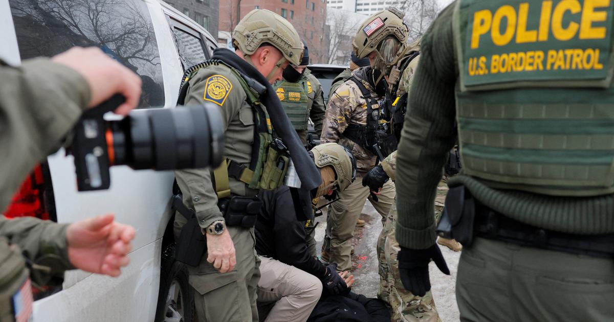 Agents fédéraux et manifestants lors d’un rassemblement à Minneapolis
