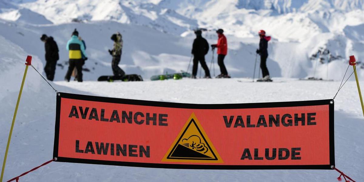 Groupe de randonneurs touché par une avalanche en montagne