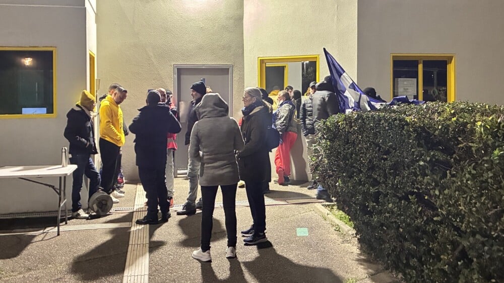 Surveillants devant la prison de Salon-de-Provence