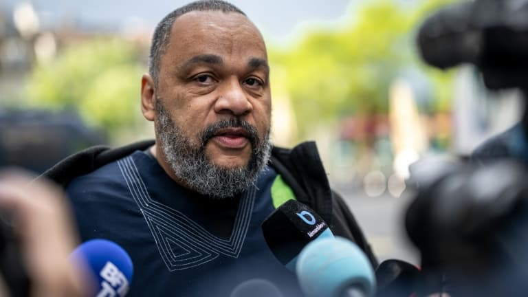 Dieudonné lors d'un spectacle controversé