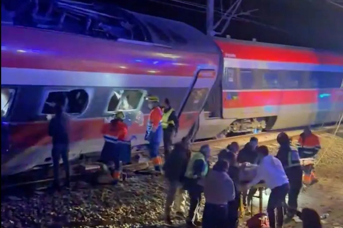 Vue générale des trains impliqués dans l'accident en Andalousie