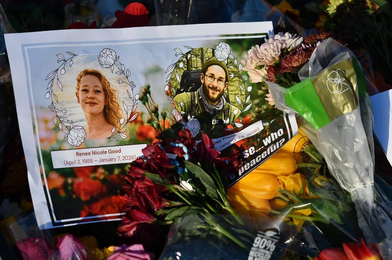 Une carte avec les photos de Renee Good et Alex Pretti sur un lieu de commémoration à Minneapolis, dans le Minnesota, le 27 janvier 2026