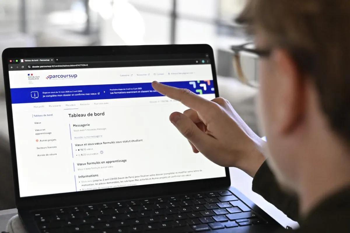 Jeune candidat Parcoursup en réflexion