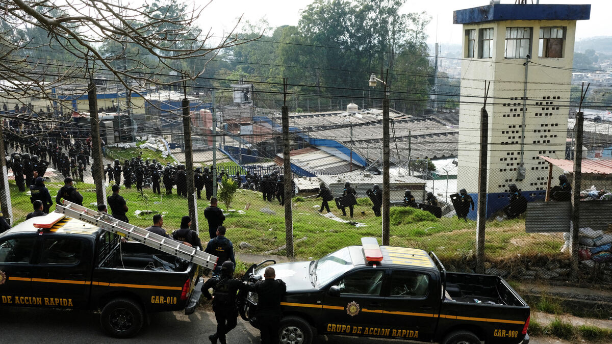 Vue générale d'une intervention policière dans une prison