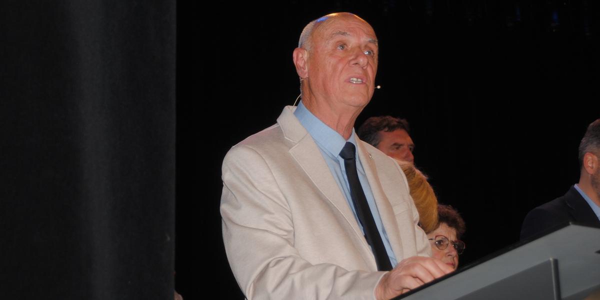 Maire Didier Cazimajou lors d'un discours à Portets