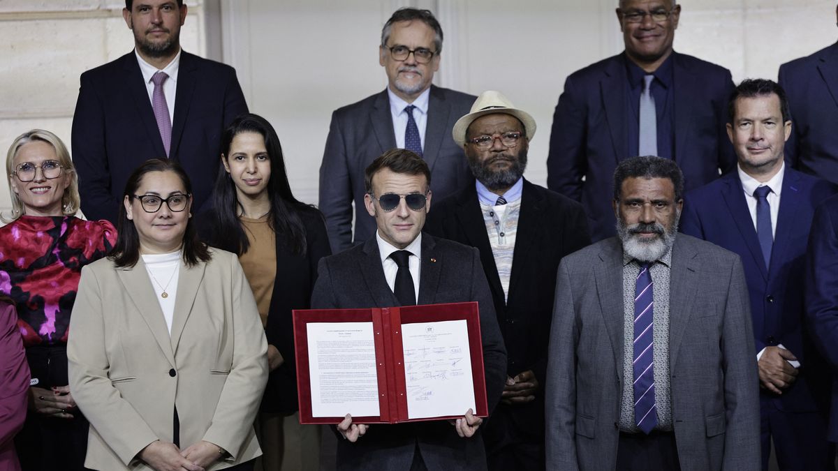 Emmanuel Macron lors d'une réunion sur l'avenir institutionnel de l'archipel