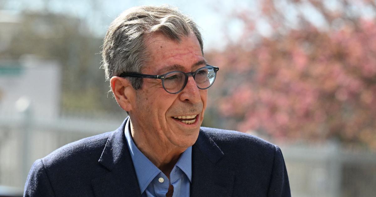 Patrick Balkany portrait près d'un tribunal