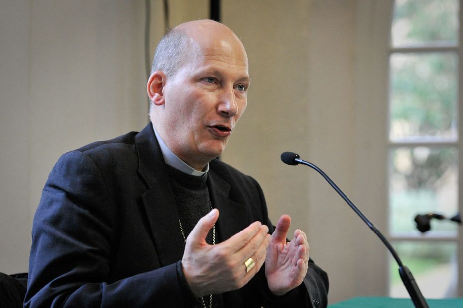 Mgr Pierre d’Ornellas et religieuses lors d’une conférence à Rennes