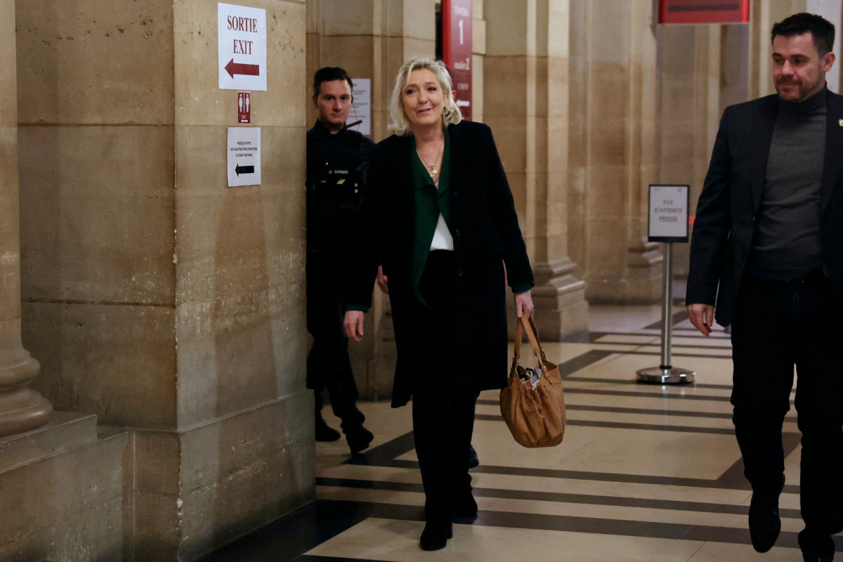 Marine Le Pen arrive au tribunal de Paris