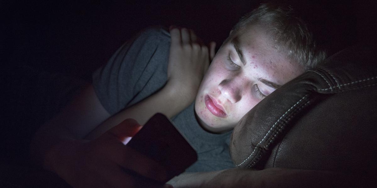 Adolescent regardant son écran dans les réseaux sociaux