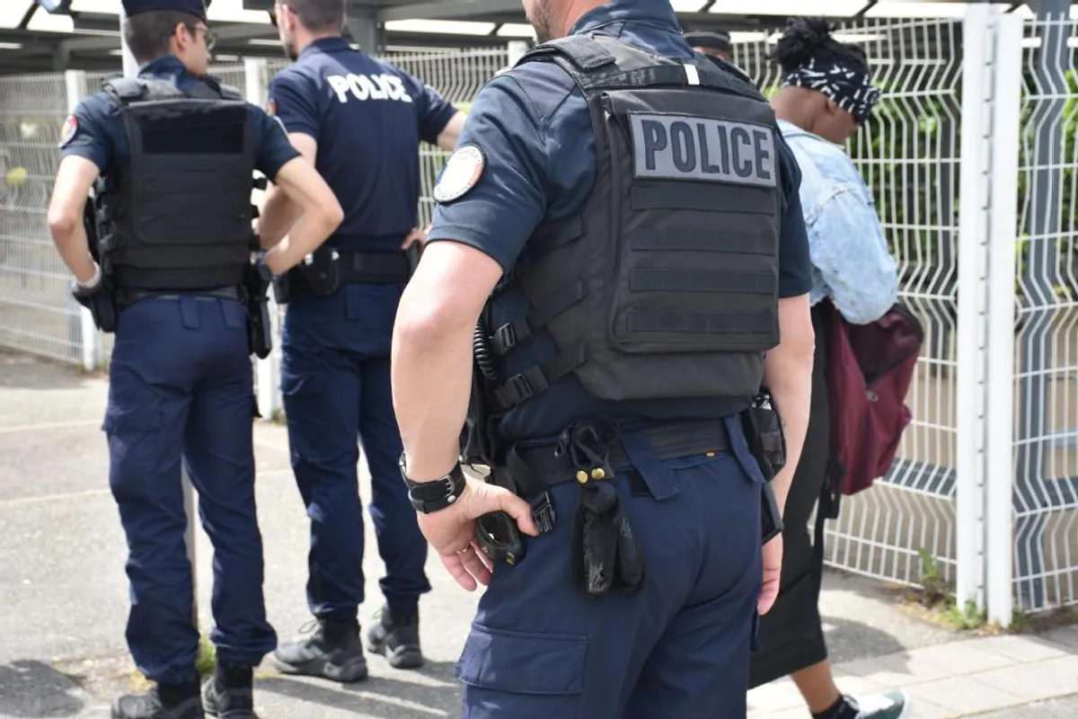 Vue du lycée et dispositif policier durant l'enquête