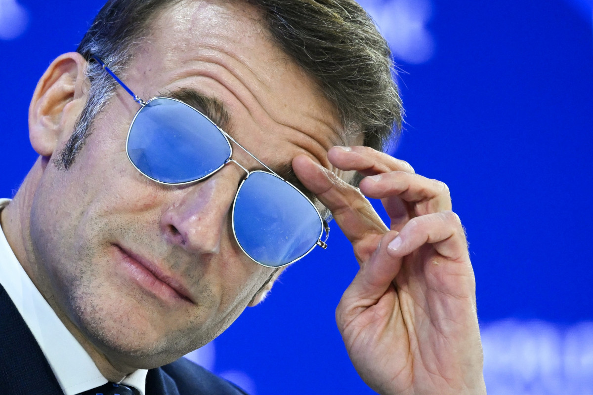 Emmanuel Macron au Davos portant des lunettes de soleil