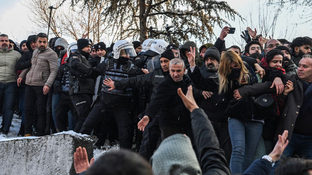 Policiers turcs dispersant des manifestants à Diyarbakir le 19 janvier 2026