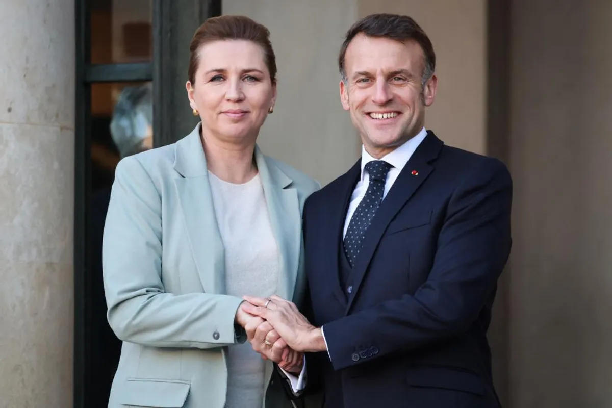 Vue des glaces groenlandaises et déploiement militaire