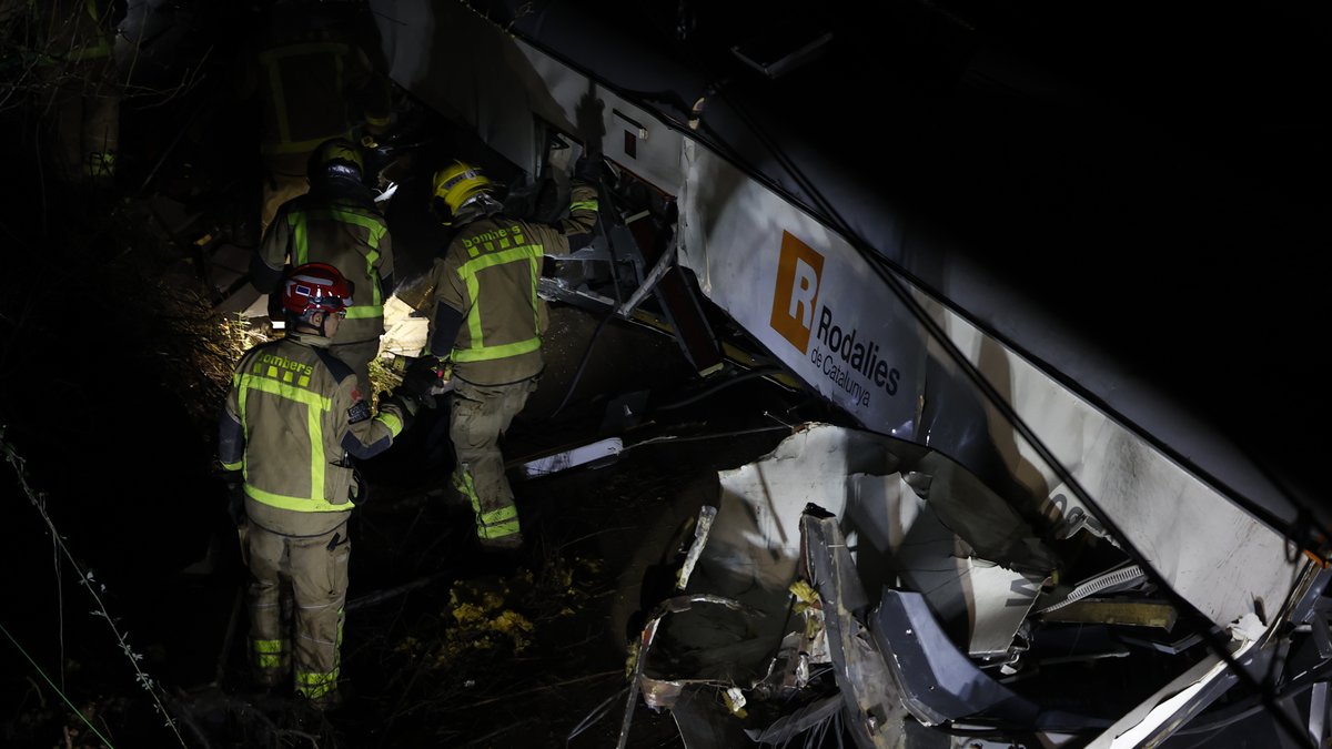 Train près d a0un mur effondré près de Gelida, Espagne