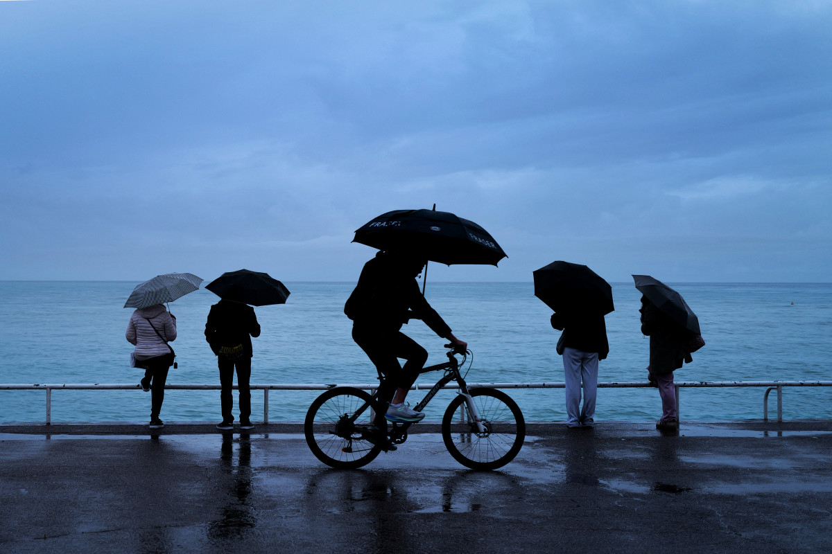 Personnes sous la pluie dans les rues de Bretagne