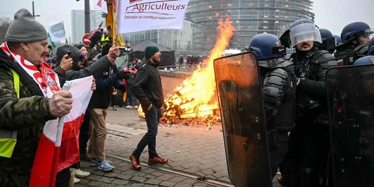 CRS et manifestants devant le Parlement européen à Strasbourg
