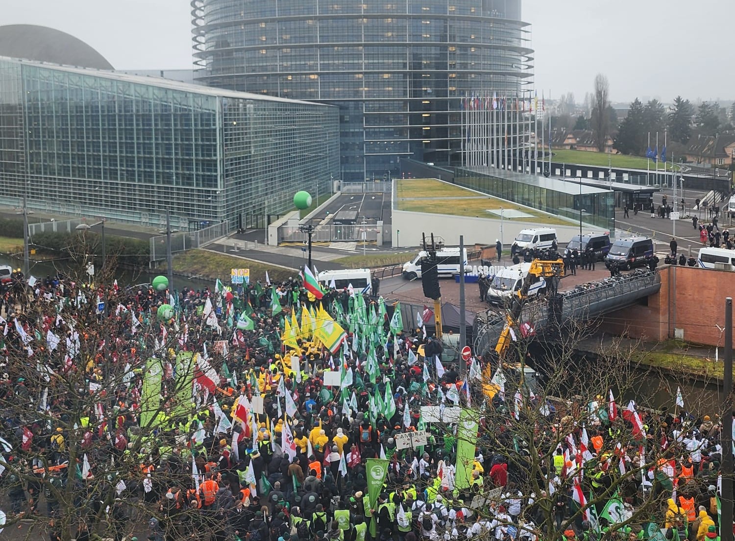 Agriculteurs et tracteurs lors de la manifestation à Strasbourg