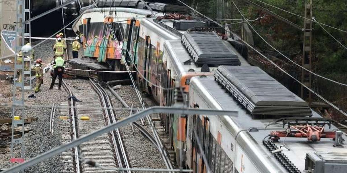 Train touché par débris près de Barcelone en Espagne