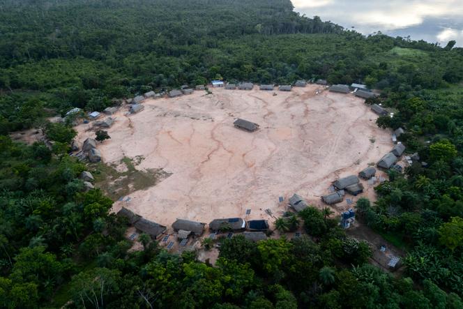 Vue aérienne du village Metuktire dans la forêt amazonienne, Mato Grosso, Brésil