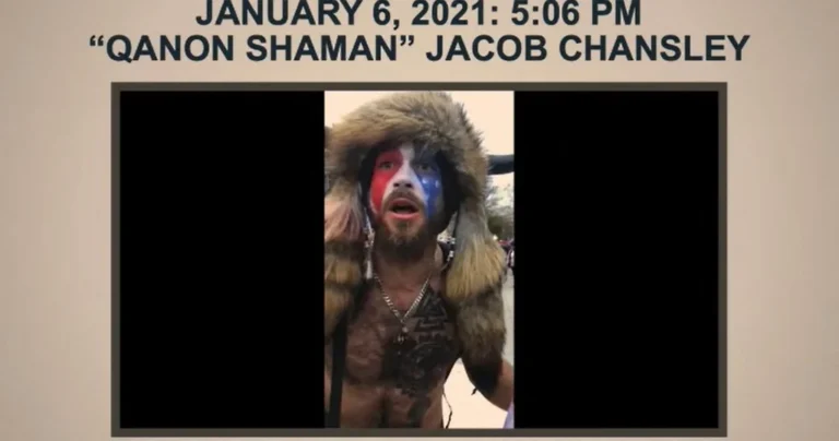Le « chaman de QAnon » se retourne contre Trump et vise la gouvernance de l'Arizona