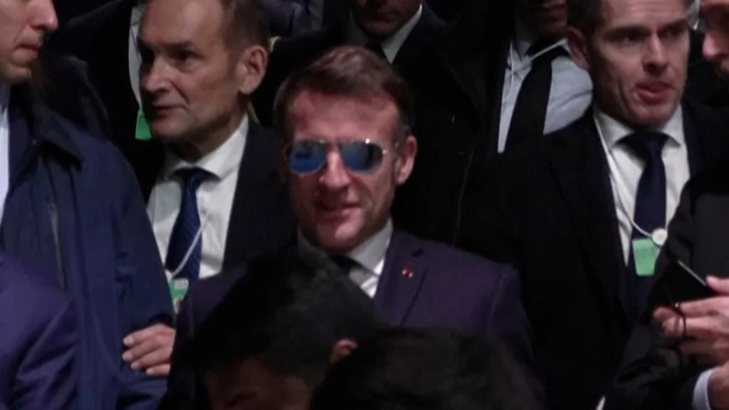 Macron à Davos: lunettes de soleil et moqueries de Trump