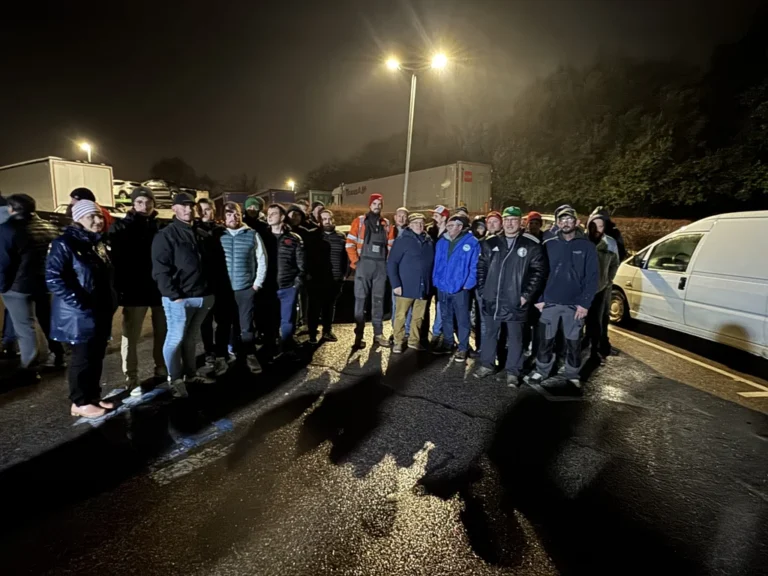 Agriculteurs du Morbihan contrôlent les poids lourds pour défendre leur production